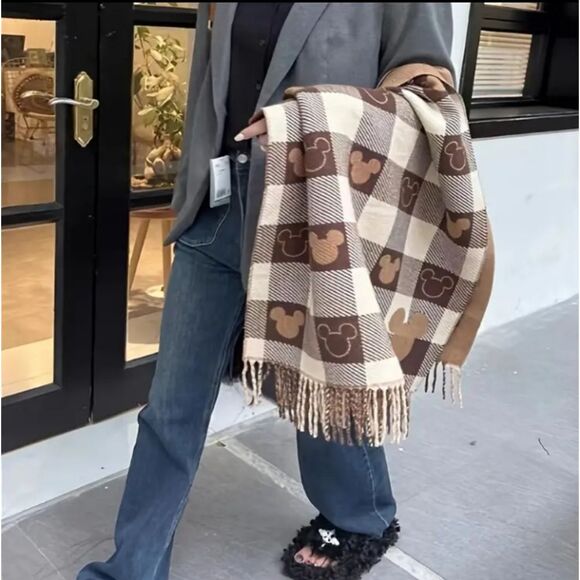 Disney Theme Knitted Reversible Fleece Scarf/Shawl - Picture 4 of 5